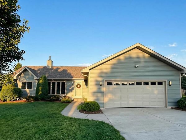 N7816 Maple Ridge Rd, Ixonia, WI 53066