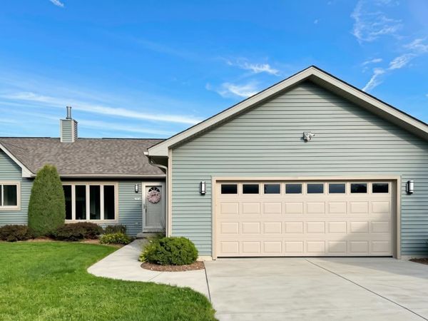 N7816 Maple Ridge Rd, Ixonia, WI 53066