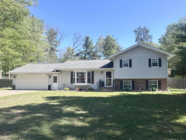 W8862 W Lakeview Drive, Breitung Twp, MI 49801