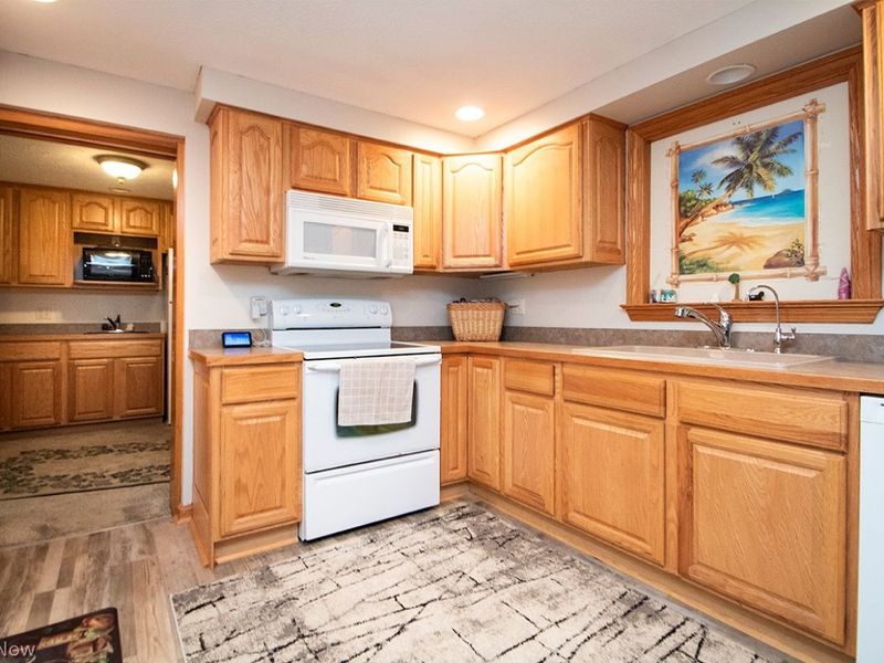 570 Falling Oaks Drive, Medina, OH 44256 Photo 9