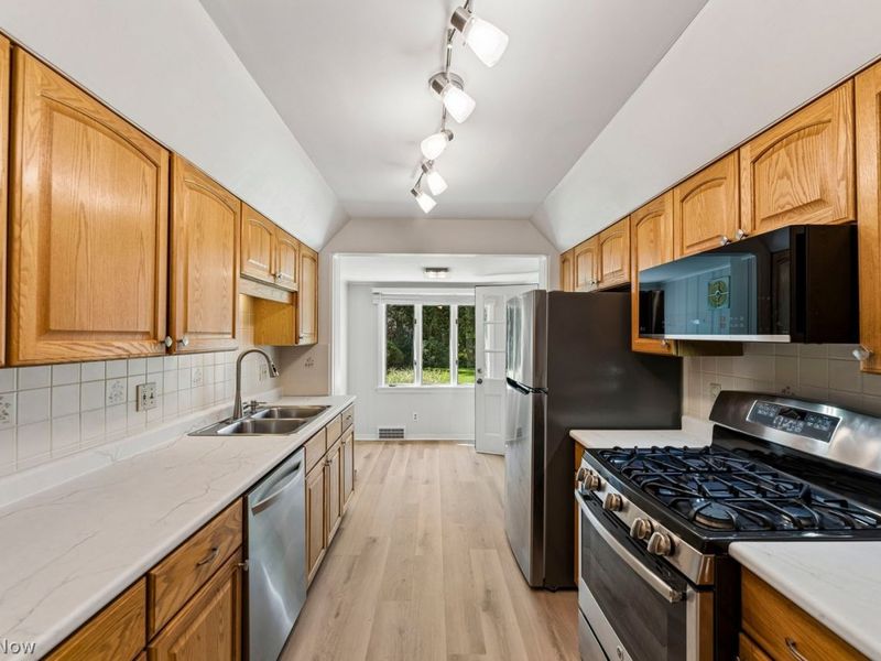 1482 Burlington Road, Cleveland Heights, OH 44118 Photo 10