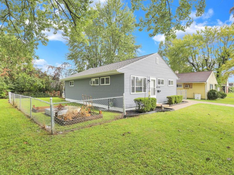 2438 Hanna Drive, Columbus, OH 43211 Photo 3