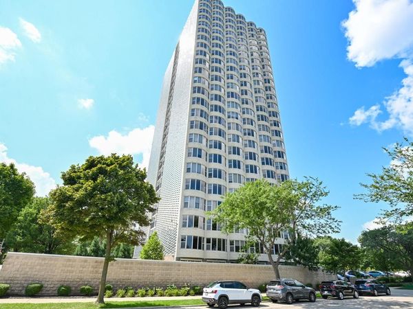 2525 S Shore DRIVE, Unit 8E, Milwaukee, WI 53207