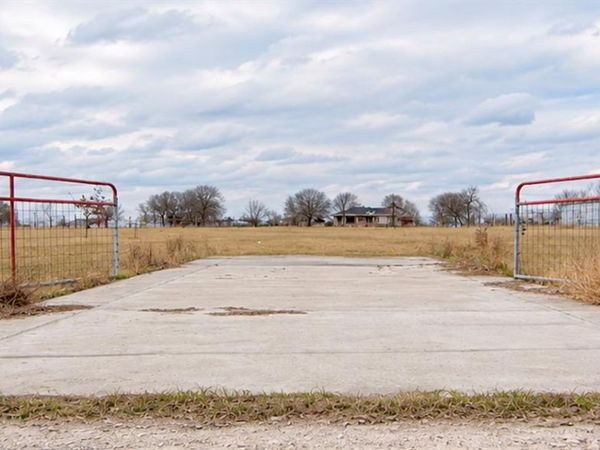 150 W Callaway CT, Lockhart, TX 78644