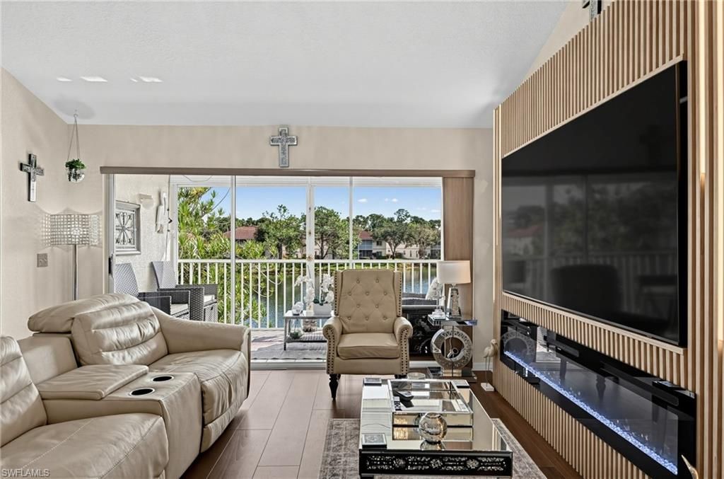 380 Gabriel Cir, Unit 8, Naples, FL 34104 Photo