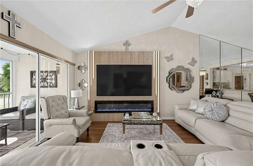 380 Gabriel Cir, Unit 8, Naples, FL 34104 Photo