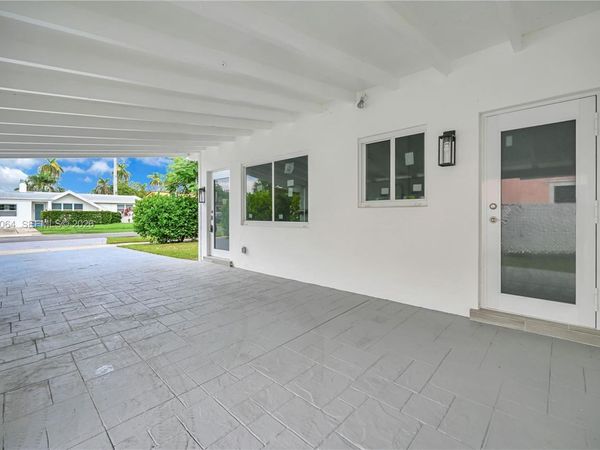 1018 NE 7th St, Hallandale Beach, FL 33009