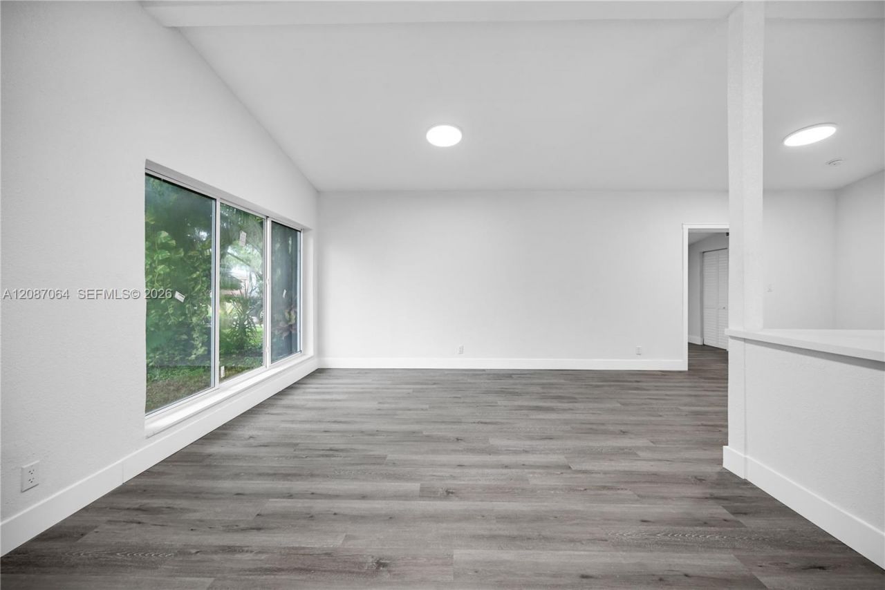 1018 NE 7th St, Hallandale Beach, FL 33009 Photo