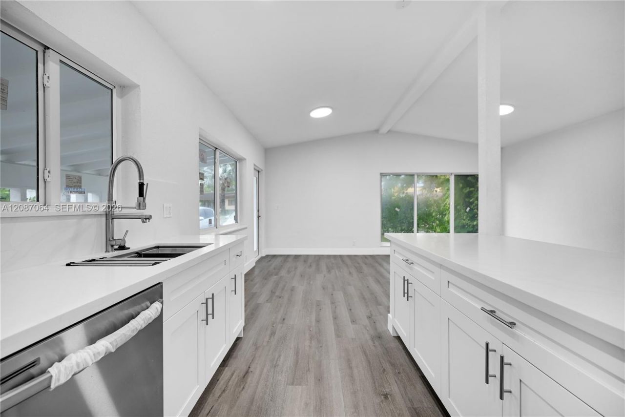 1018 NE 7th St, Hallandale Beach, FL 33009 Photo