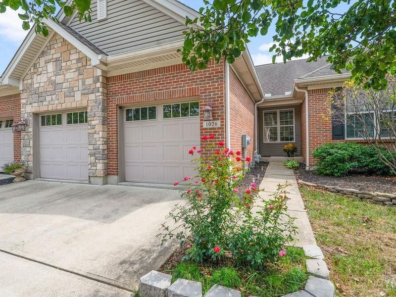1026 Horseshoe Falls Drive, Lebanon, OH 45036 Photo 2