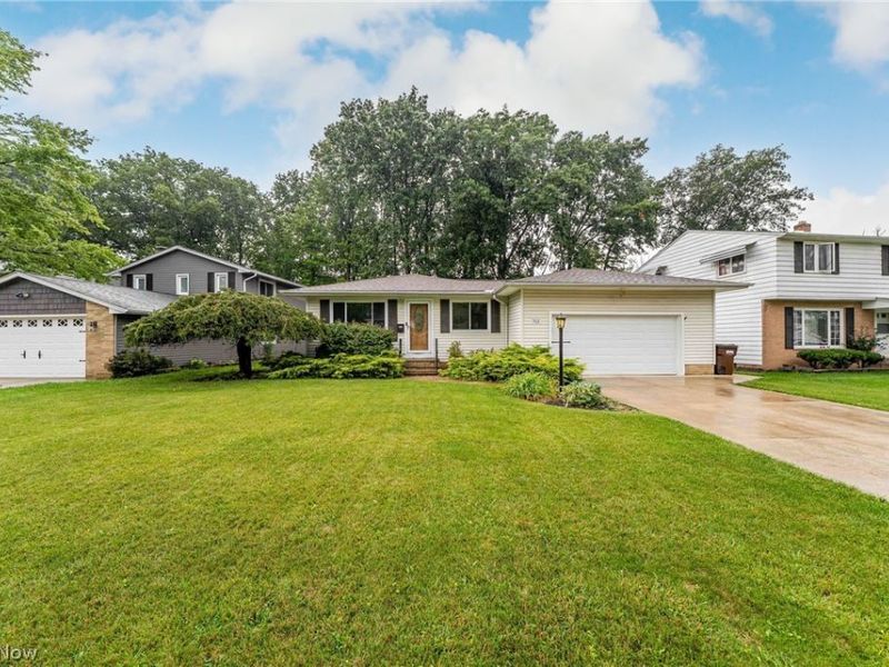 7012 Edgecliff Drive, Parma, OH 44134 Photo 1