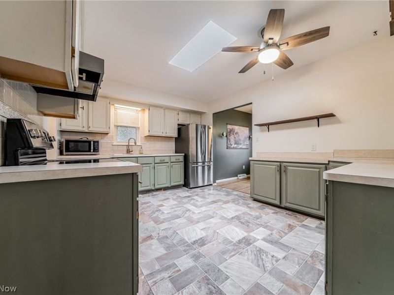 7012 Edgecliff Drive, Parma, OH 44134 Photo 12