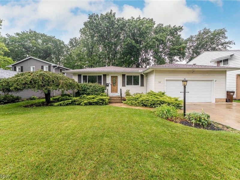 7012 Edgecliff Drive, Parma, OH 44134 Photo 2