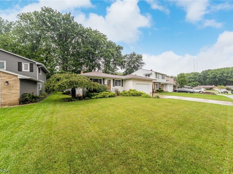 7012 Edgecliff Drive, Parma, OH 44134 Photo 3