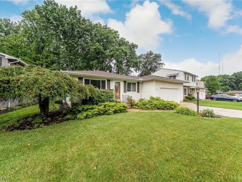 7012 Edgecliff Drive, Parma, OH 44134 Photo 4