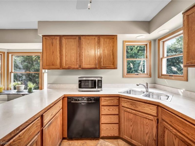 14042 Crystal Creek Drive, Strongsville, OH 44149 Photo 16