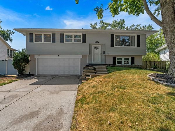 2207 Waveland Drive, Bettendorf, IA 52722