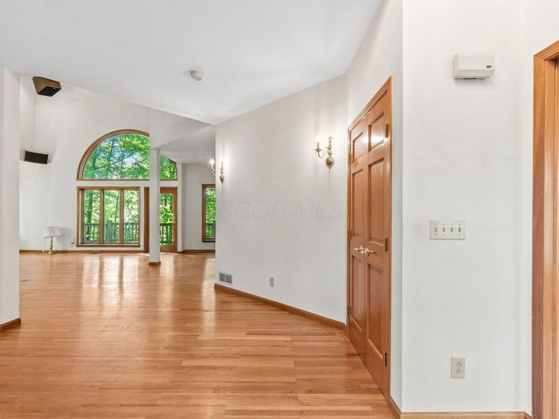 5050 Forest Trail, Columbus, OH 43230 Photo 10