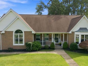 71 Sandhurst Ln, Amherst, NY 14221