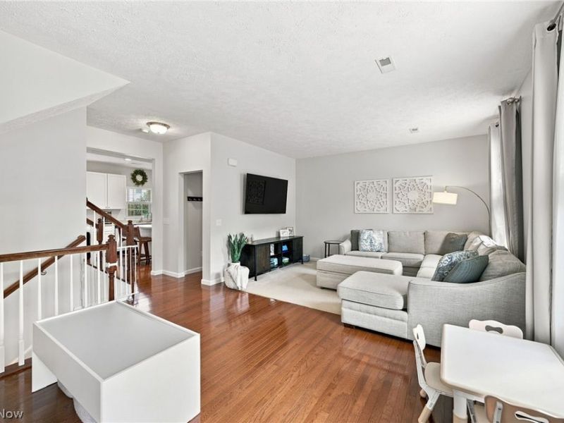 1385 Annette Court, Lakewood, OH 44107 Photo 7