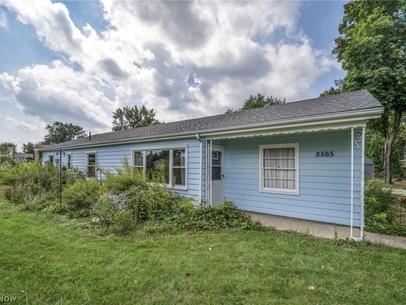 5565 Brentwood Avenue NW, North Canton, OH 44720 Photo 3