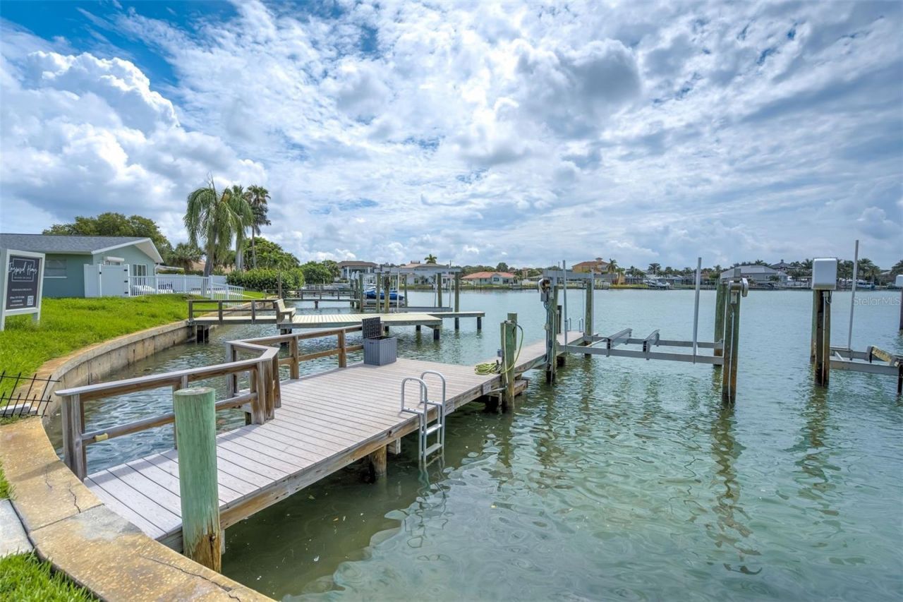 201 Driftwood Lane, Largo, FL 33770 Photo