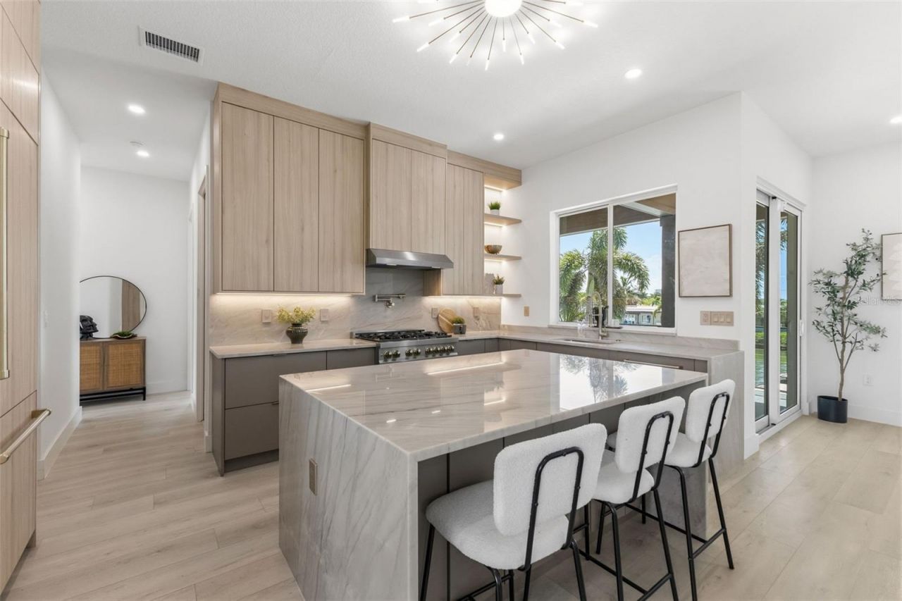 7870 Causeway Boulevard S, Saint Petersburg, FL 33707 Photo