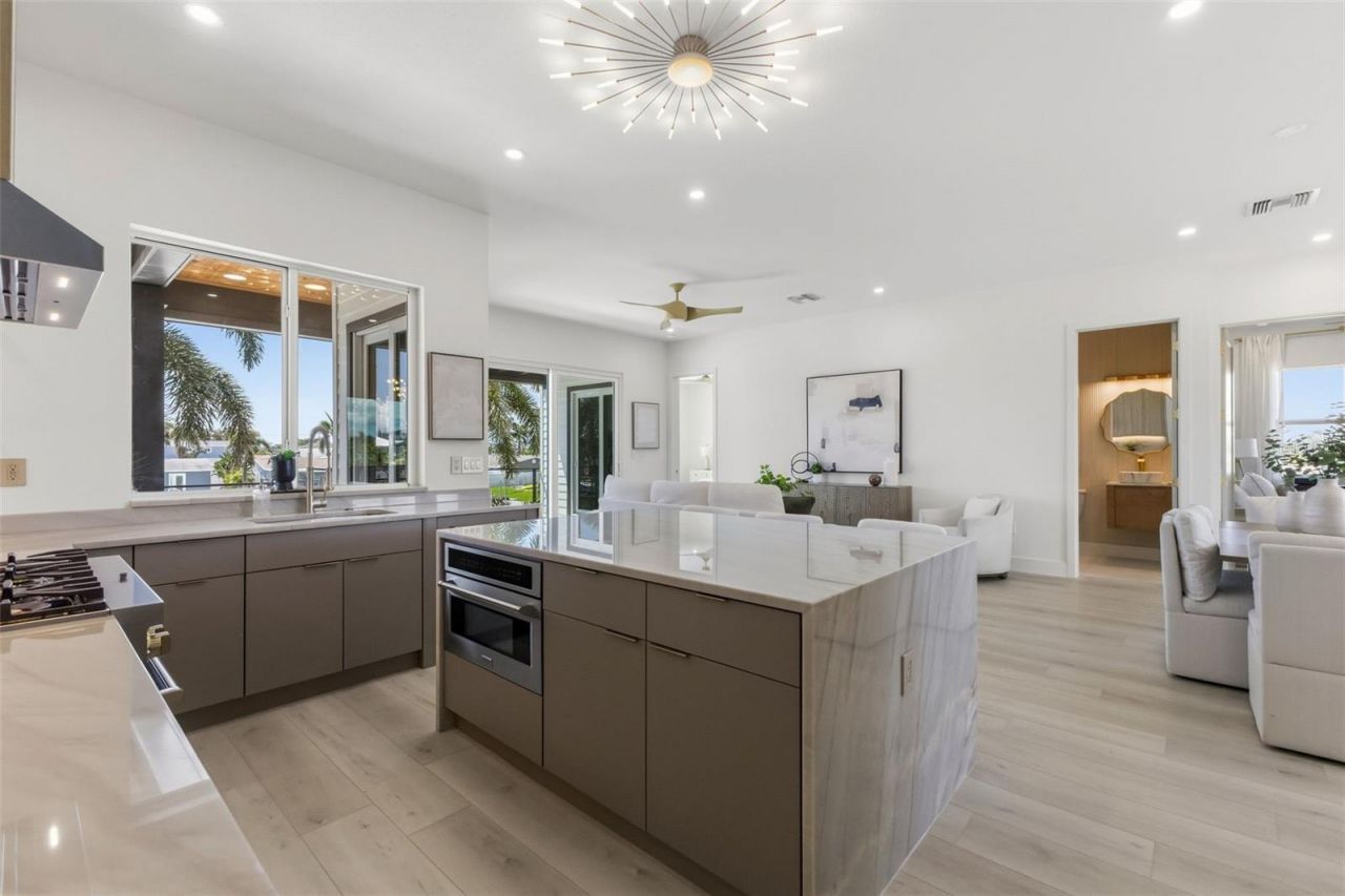 7870 Causeway Boulevard S, Saint Petersburg, FL 33707 Photo