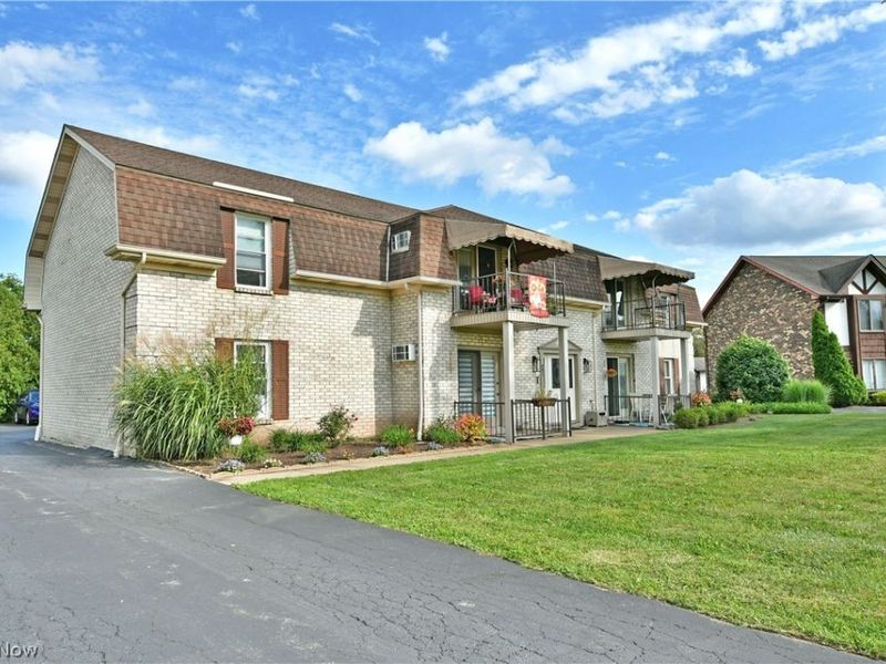 882 Pearson Circle, Unit 1, Youngstown, OH 44512 Photo 3