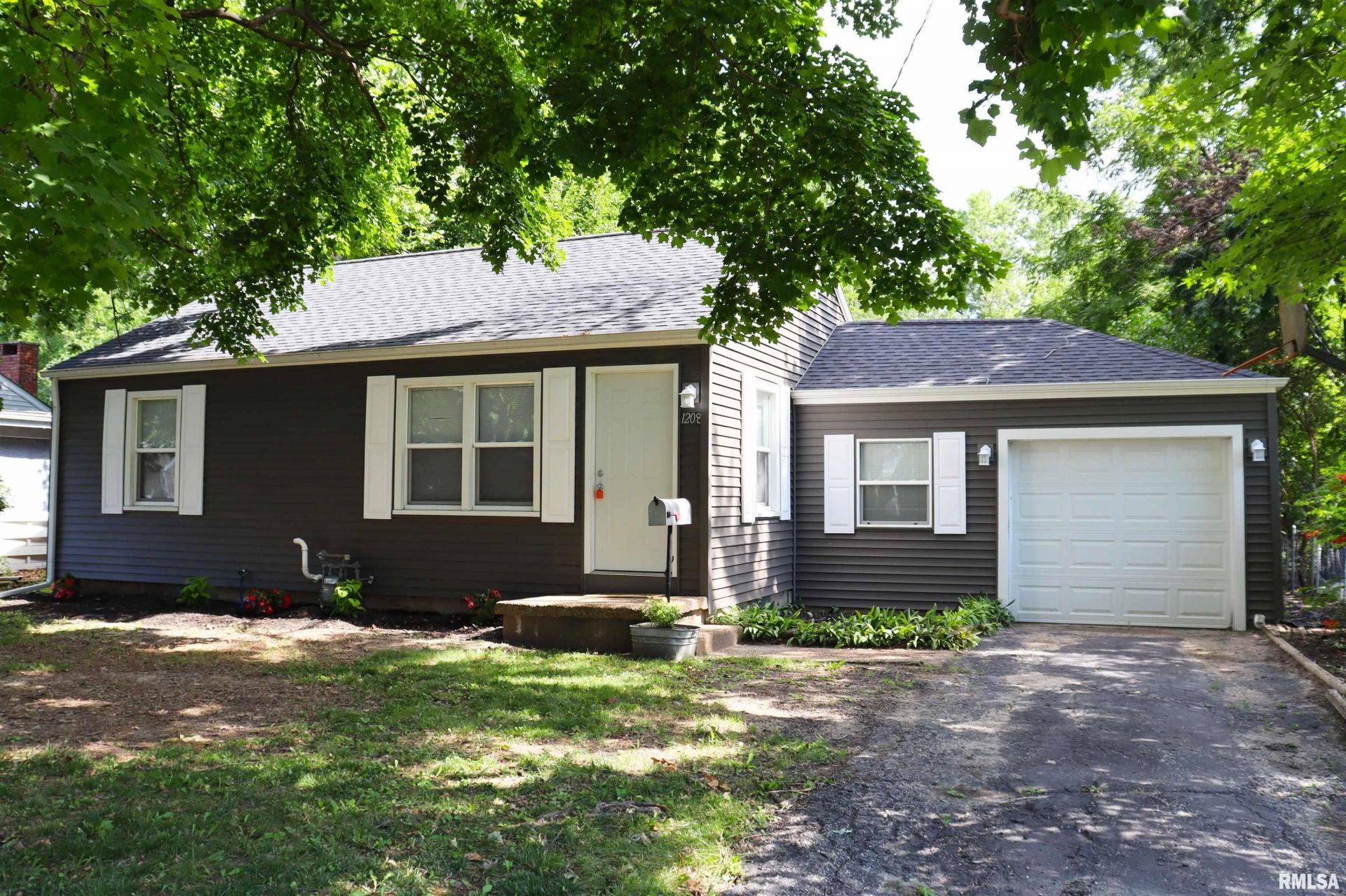 1208 W Willow Lane, Peoria, IL 61614 Main Photo