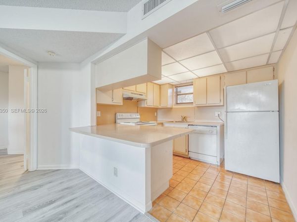 8290 Lake Dr, Unit 236, Doral, FL 33166