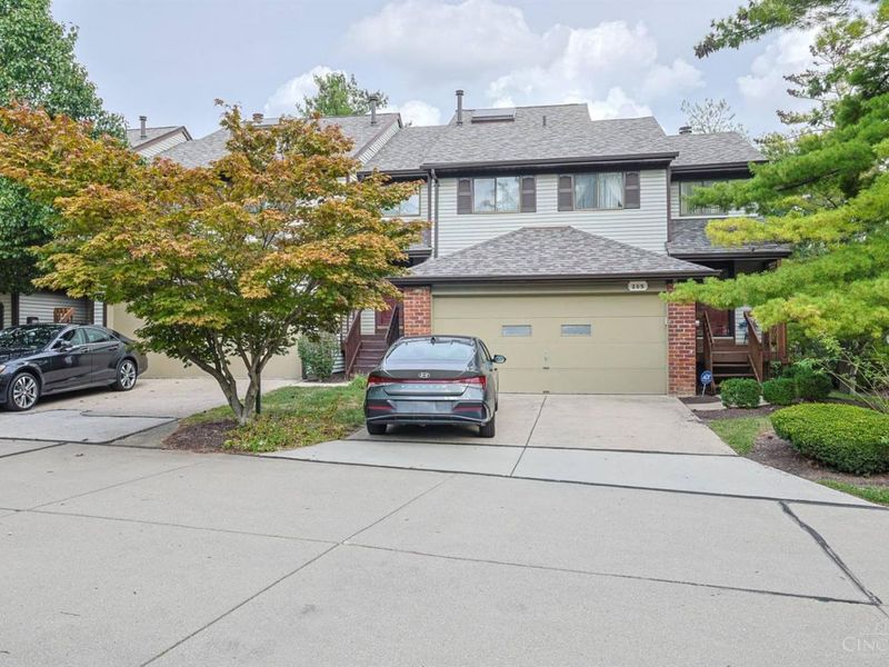 205 Droxford Court, Unit 112, Cincinnati, OH 45246 Photo 1