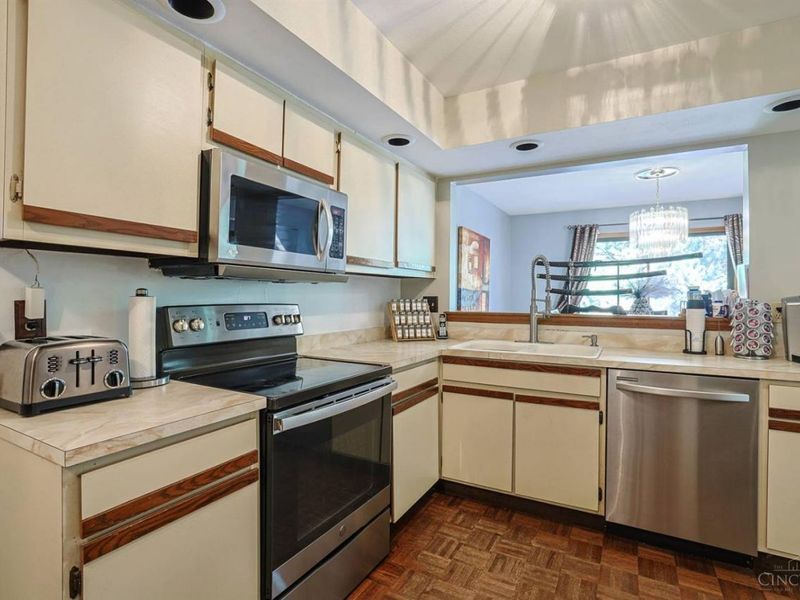 205 Droxford Court, Unit 112, Cincinnati, OH 45246 Photo 14