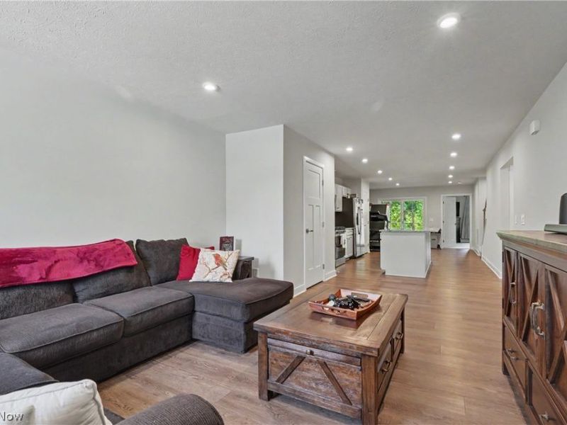 1290 Divot Circle, Akron, OH 44313 Photo 6