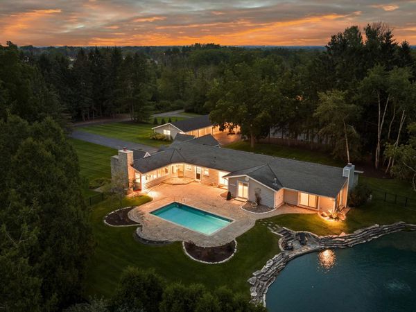 2212 W Sunnydale Ln, Mequon, WI 53092