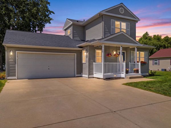1222 Phoenix Dr, Waukesha, WI 53186