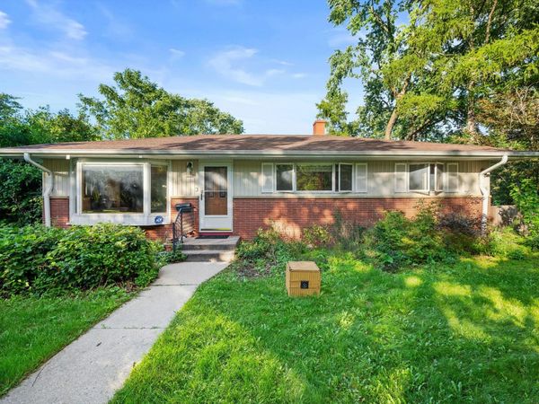 5788 N Milwaukee River Pkwy, Glendale, WI 53209