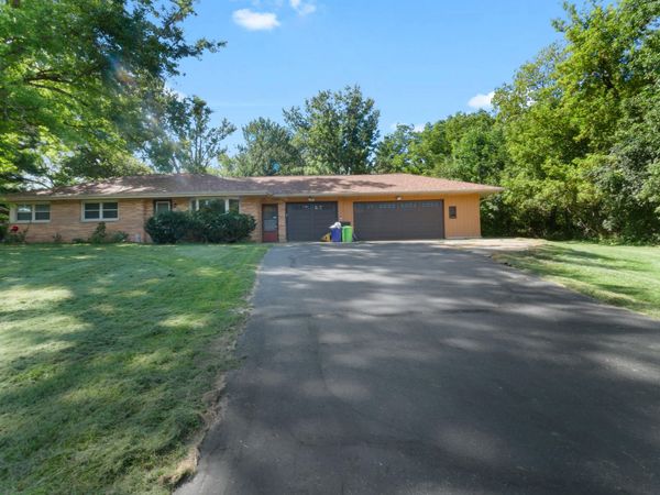 W222N8351 Plainview Pkwy, Lisbon, WI 53089