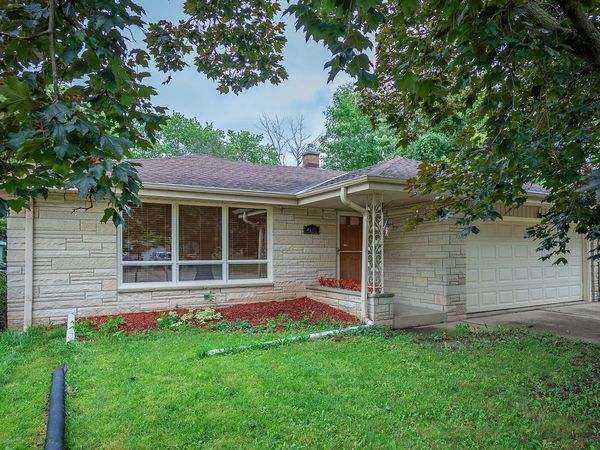 4212 N 95th St, Wauwatosa, WI 53222