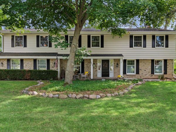 18045 Lamplighter Ln, Brookfield, WI 53045