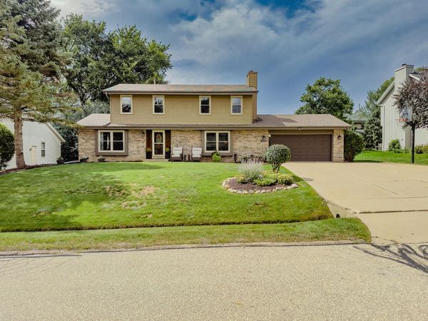 3655 S Sandalwood Dr, New Berlin, WI 53151