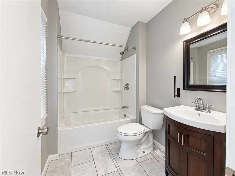 228 Gates, Elyria, OH 44035 Photo 8