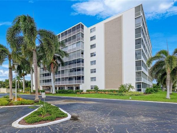 3 Bluebill AVE, Unit 206, NAPLES, FL 34108
