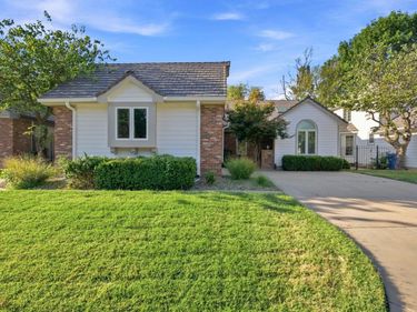 8913 E Bradford Cir, Wichita, KS 67206