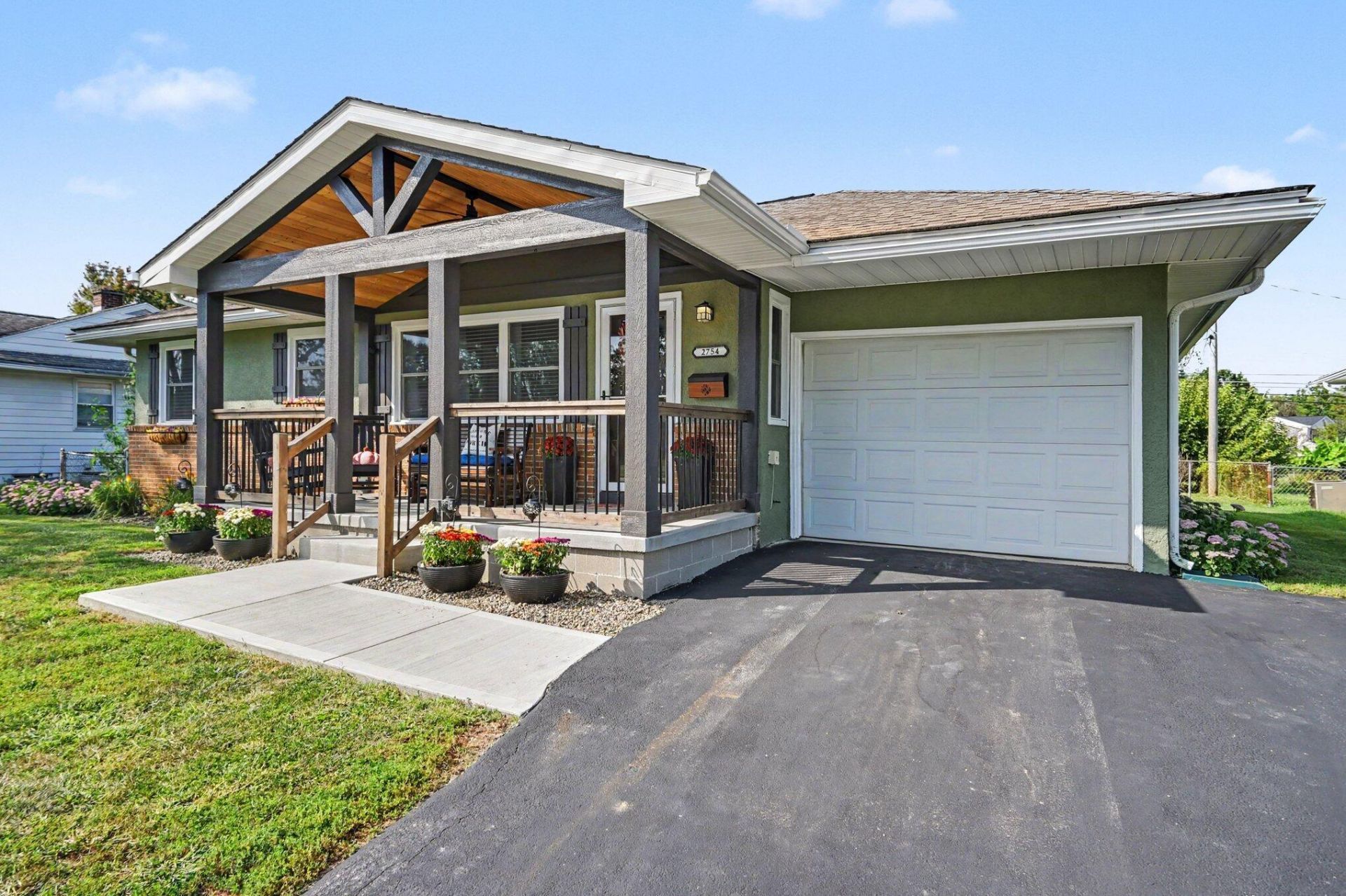2754 Dennis Lane