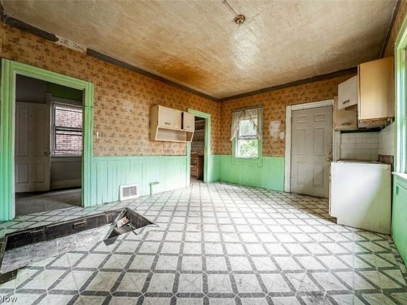 2908 Roanoke Avenue, Cleveland, OH 44109 Photo 11