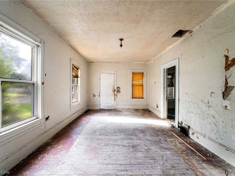 2908 Roanoke Avenue, Cleveland, OH 44109 Photo 6