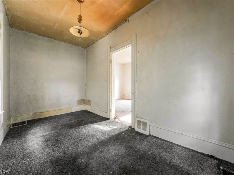 2908 Roanoke Avenue, Cleveland, OH 44109 Photo 8