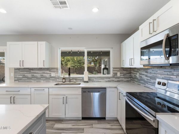 2418 W CALAVAR Road, Phoenix, AZ 85023