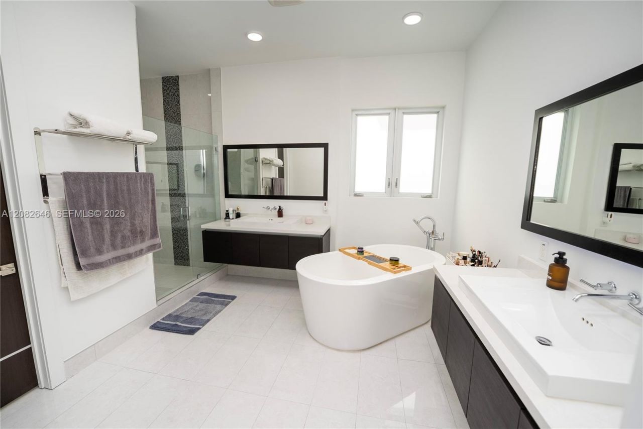 8340 NW 33 Terrace, Doral, FL 33122 Photo